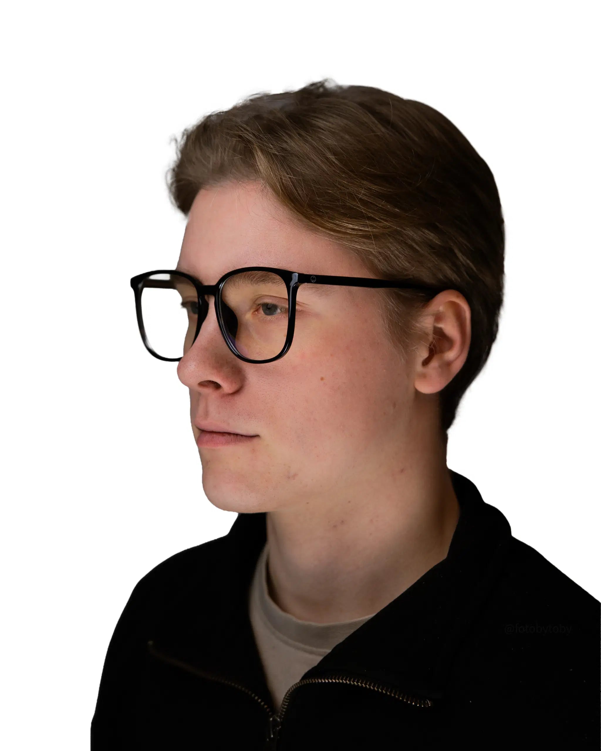 Arctic Black sivu profiilissa miehen päällä
