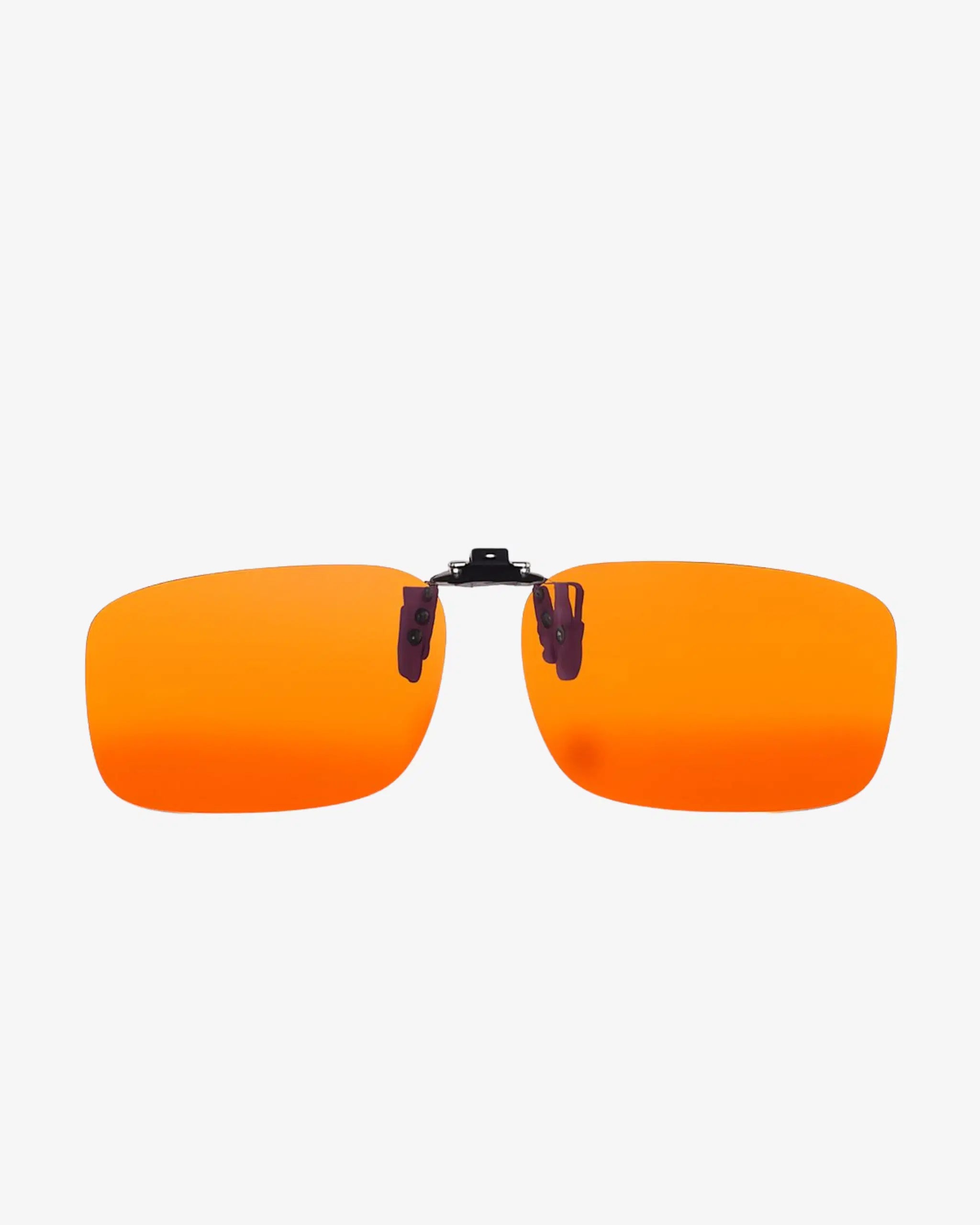 Clip-On- oranssit klipsit edestä valkoisella taustalla