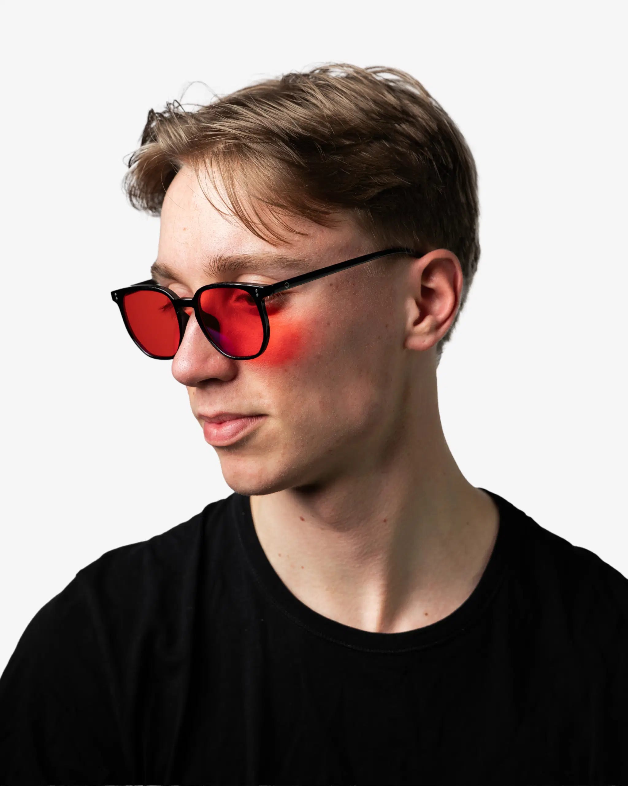 Nordic Black+ punaiset yölasit sivu profiilista miehen päällä