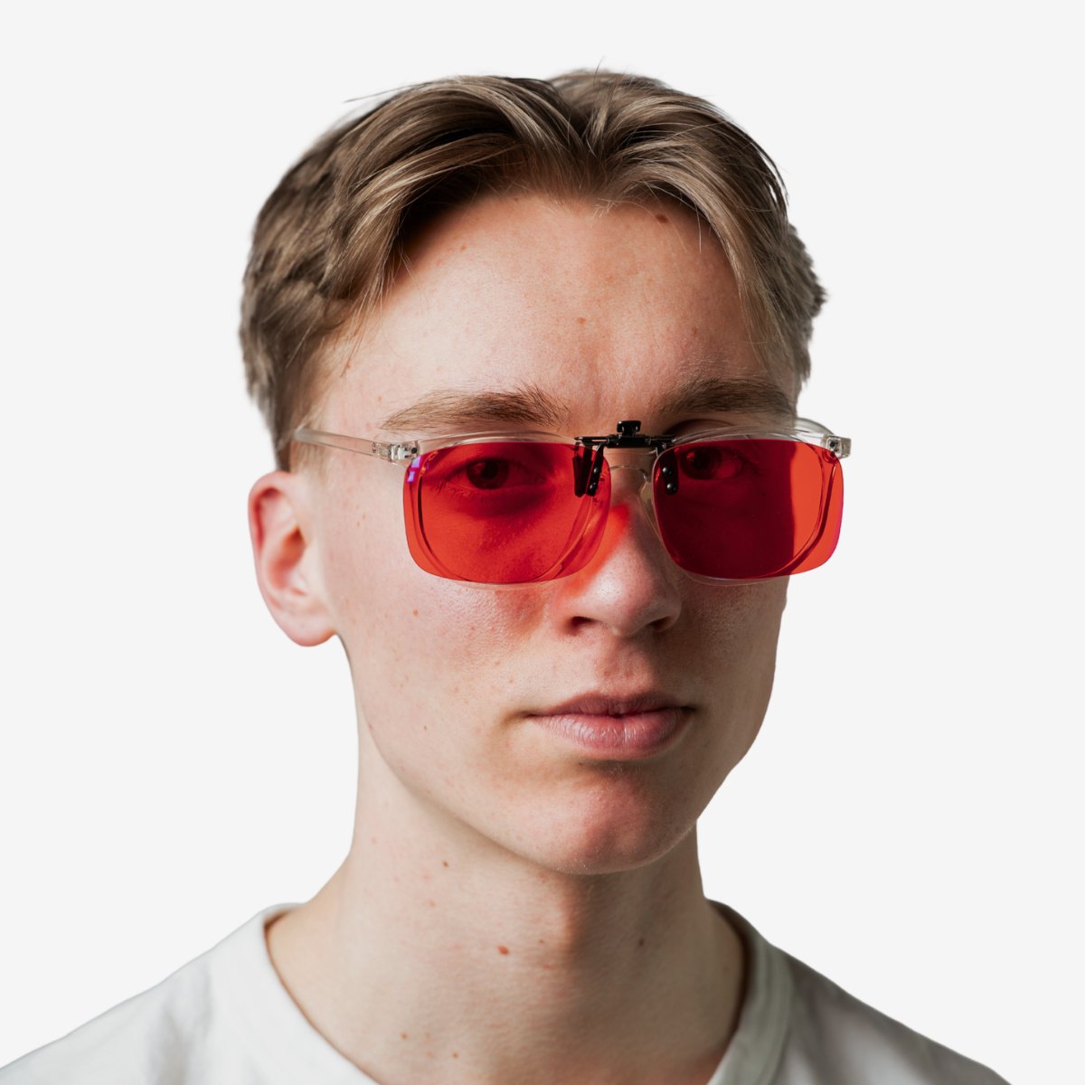 Mies NordicRest Clip-On yölaseilla silmälasien päällä, punaiset linssit"