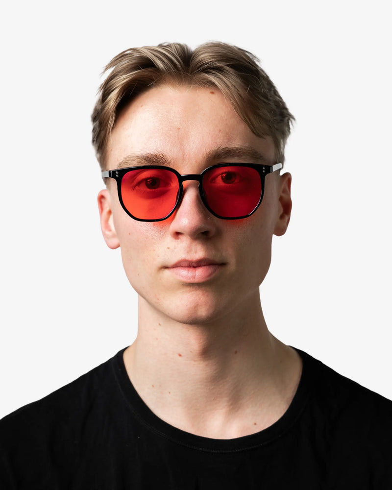 Nordic Black+ punaiset yölasit miehen päällä edestä