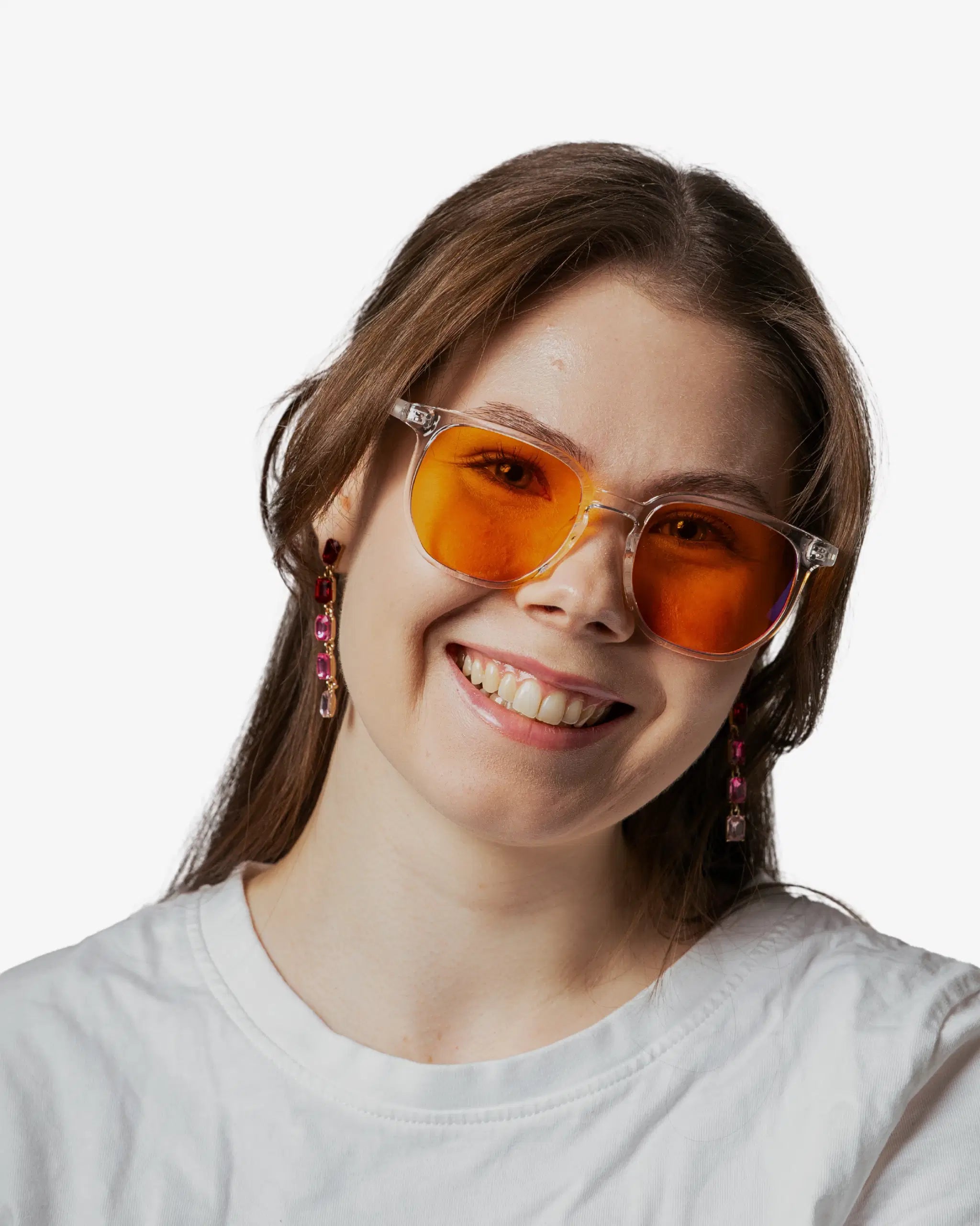 Nordic Clear- oranssit iltalasit naisen päällä edestä