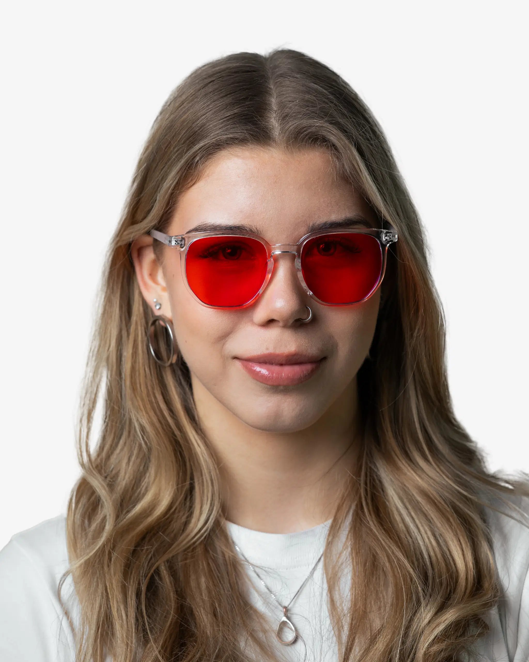 Nordic Clear+ punaiset yölasit naisen päällä edestä