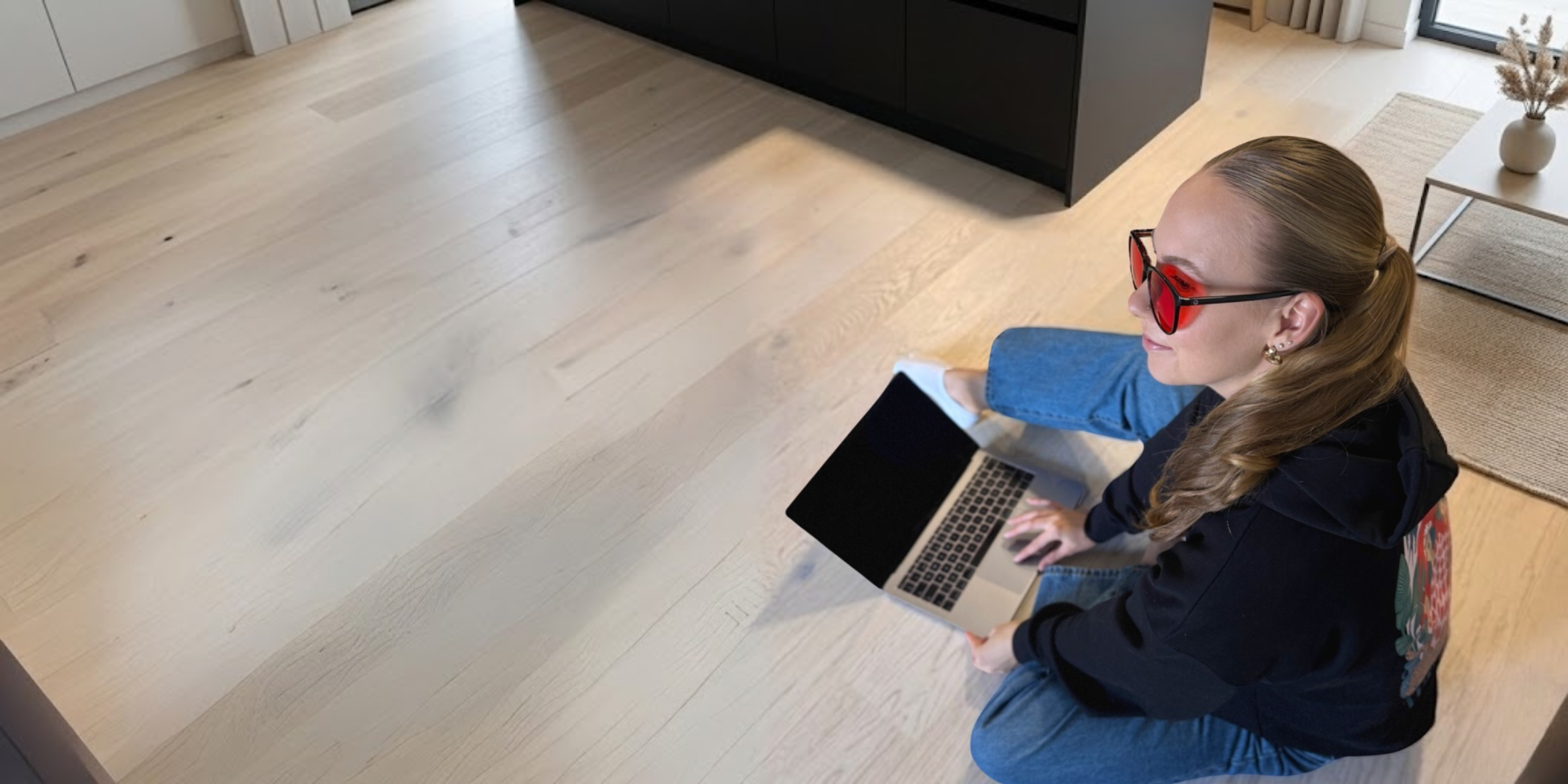 Yölasit käytössä - punaiset linssit etätyöläisellä, musta kehys, rentoutunut työskentelyasento