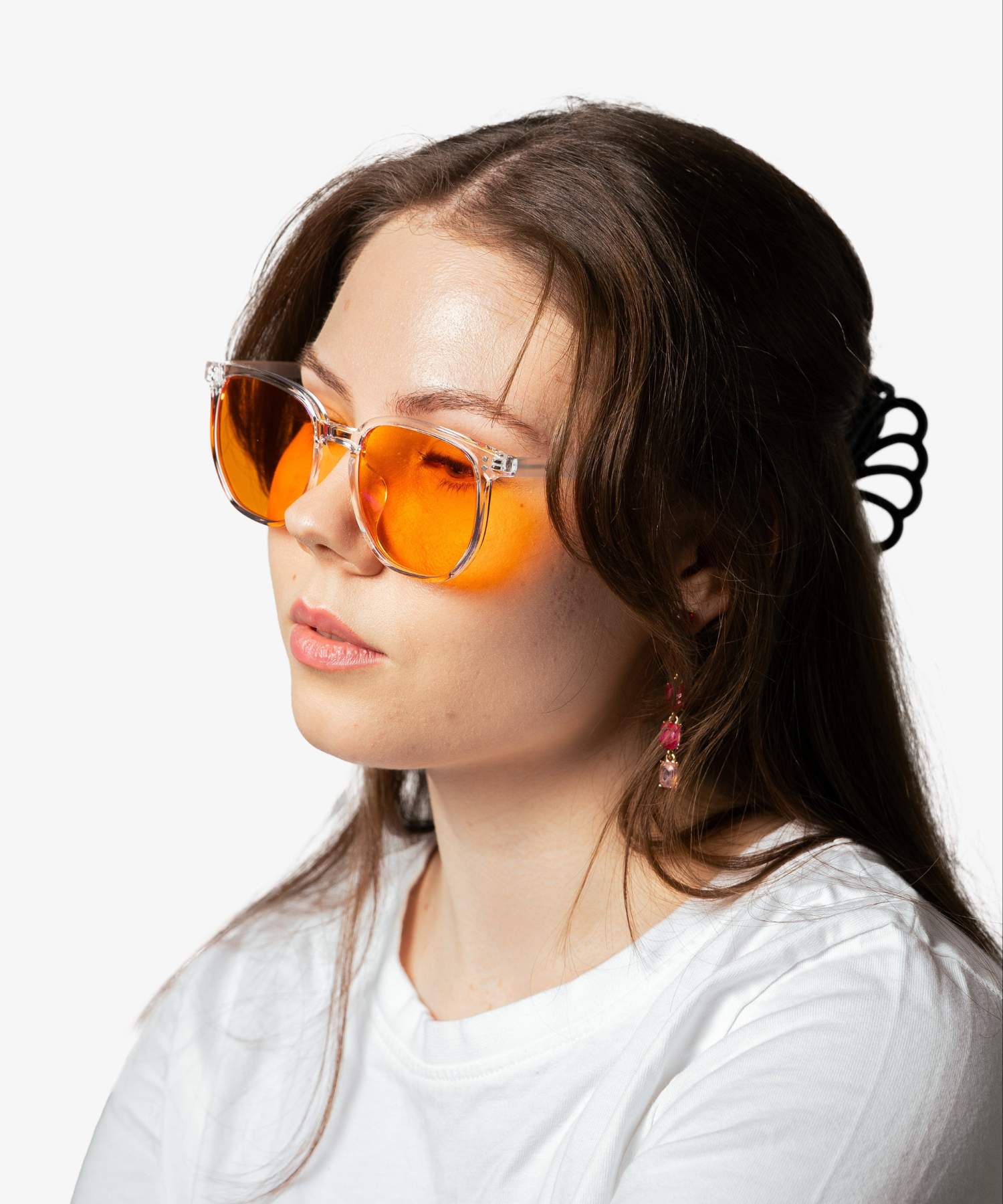 Nainen NordicRest iltalaseilla, oranssit linssit, sivuprofiili